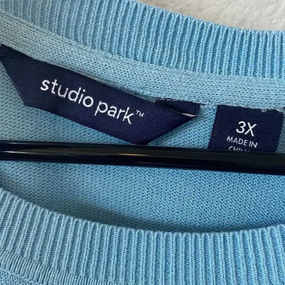 STUDIO PARK NWOT Colorblock Sweater Blue White 3X Round Neckline Long Sleeve